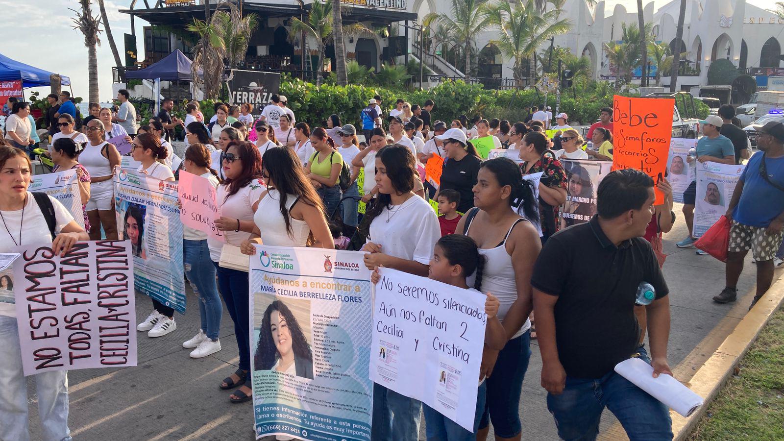 $!Marchan decenas por María Cecilia y Cristina, desaparecidas en Mazatlán