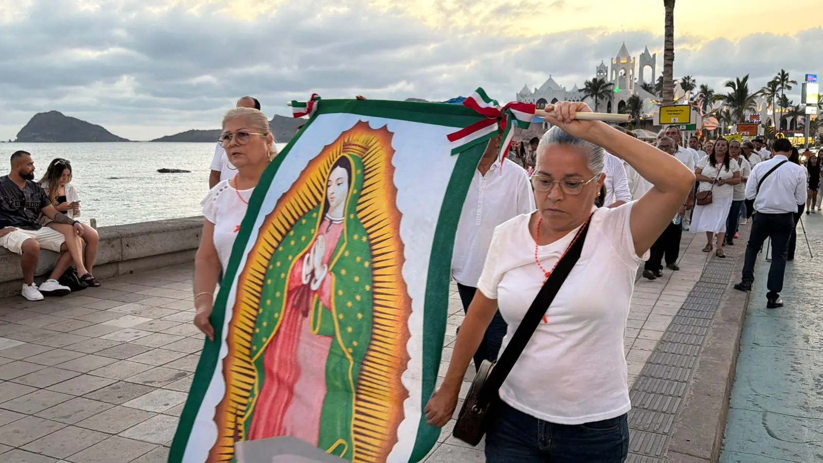 $!Cientos de fieles recorren el malecón de Mazatlán en una jornada de oración por la paz
