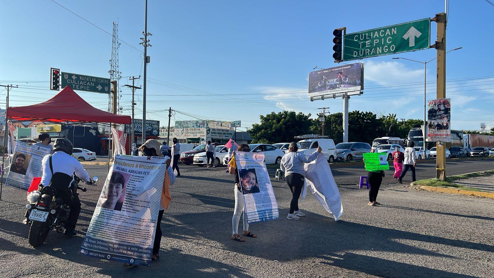 $!Madres buscadoras endurecen protesta y bloquean el cruce vial del Issste en Mazatlán