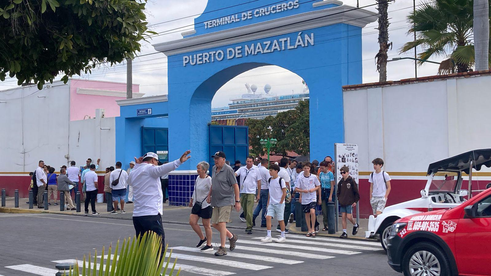 $!Con cerca de 4 mil pasajeros atracó en el puerto el crucero Discovery Princess