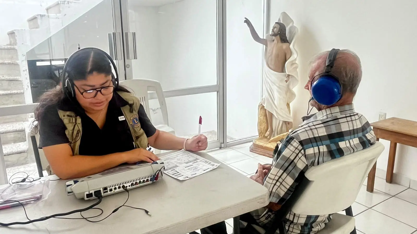 $!Club de Leones Mazatlán entrega aparatos auditivos a bajo costo en Mazatlán