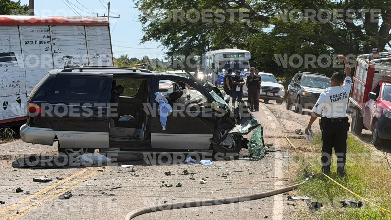 $!Mueren dos mujeres tras chocar en su camioneta contra camión refresquero en la Carretera Villa Unión-El Walamo