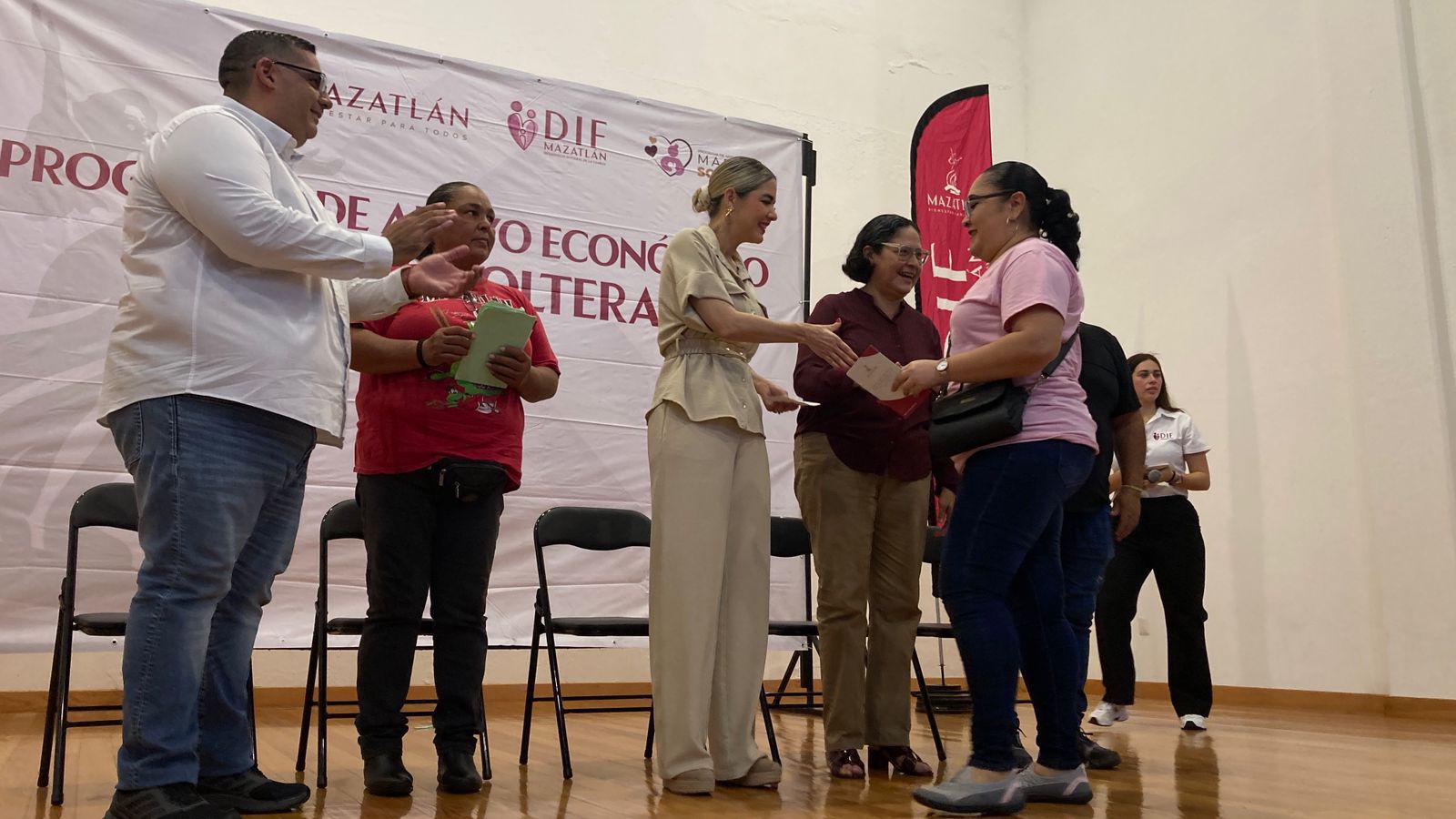 $!Gobierno de Mazatlán entrega 200 nuevos apoyos económicos para madres solteras
