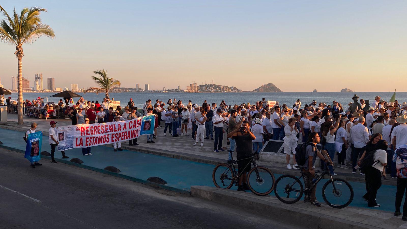 $!Mazatlecos exigen paz y revocación de mandato en marcha en el malecón