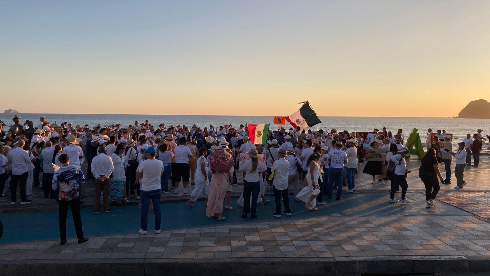 $!Mazatlecos exigen paz y revocación de mandato en marcha en el malecón
