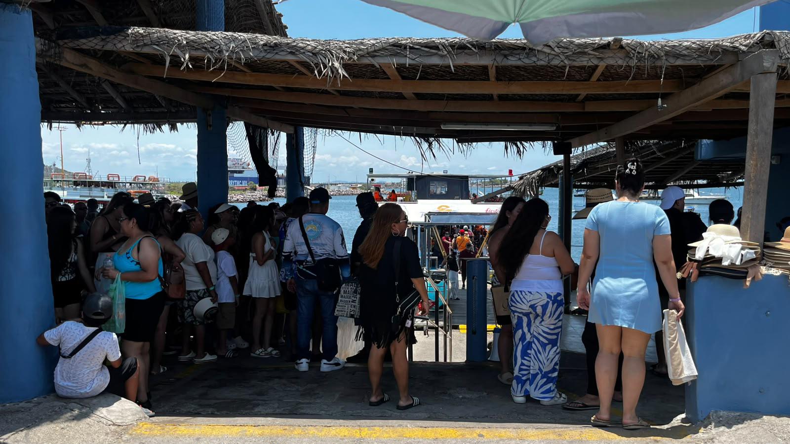 $!Catamaranes registran alta afluencia de turistas al iniciar las vacaciones en Mazatlán