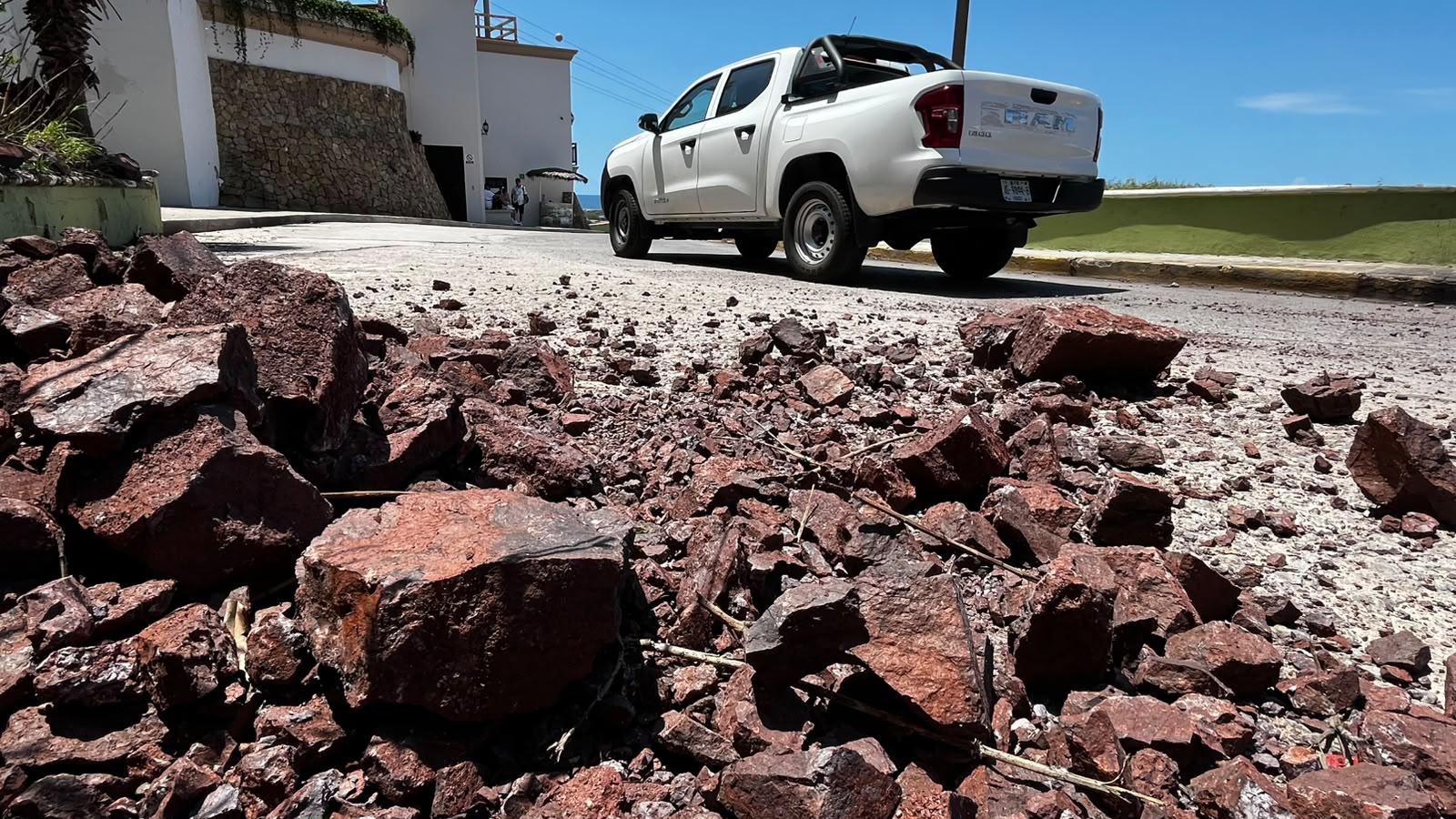 $!Caen rocas sobre el Paseo del Centenario tras deslave en el Cerro del Vigía en Mazatlán