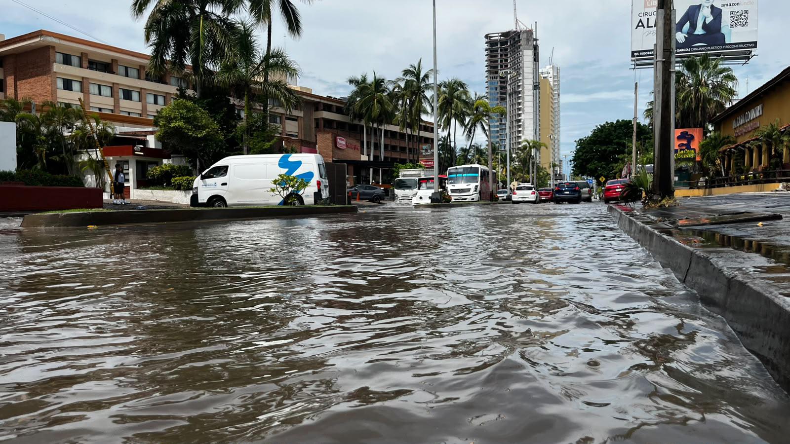 $!Lluvias provocan estragos en zona hotelera frente a Conapesca, en Mazatlán