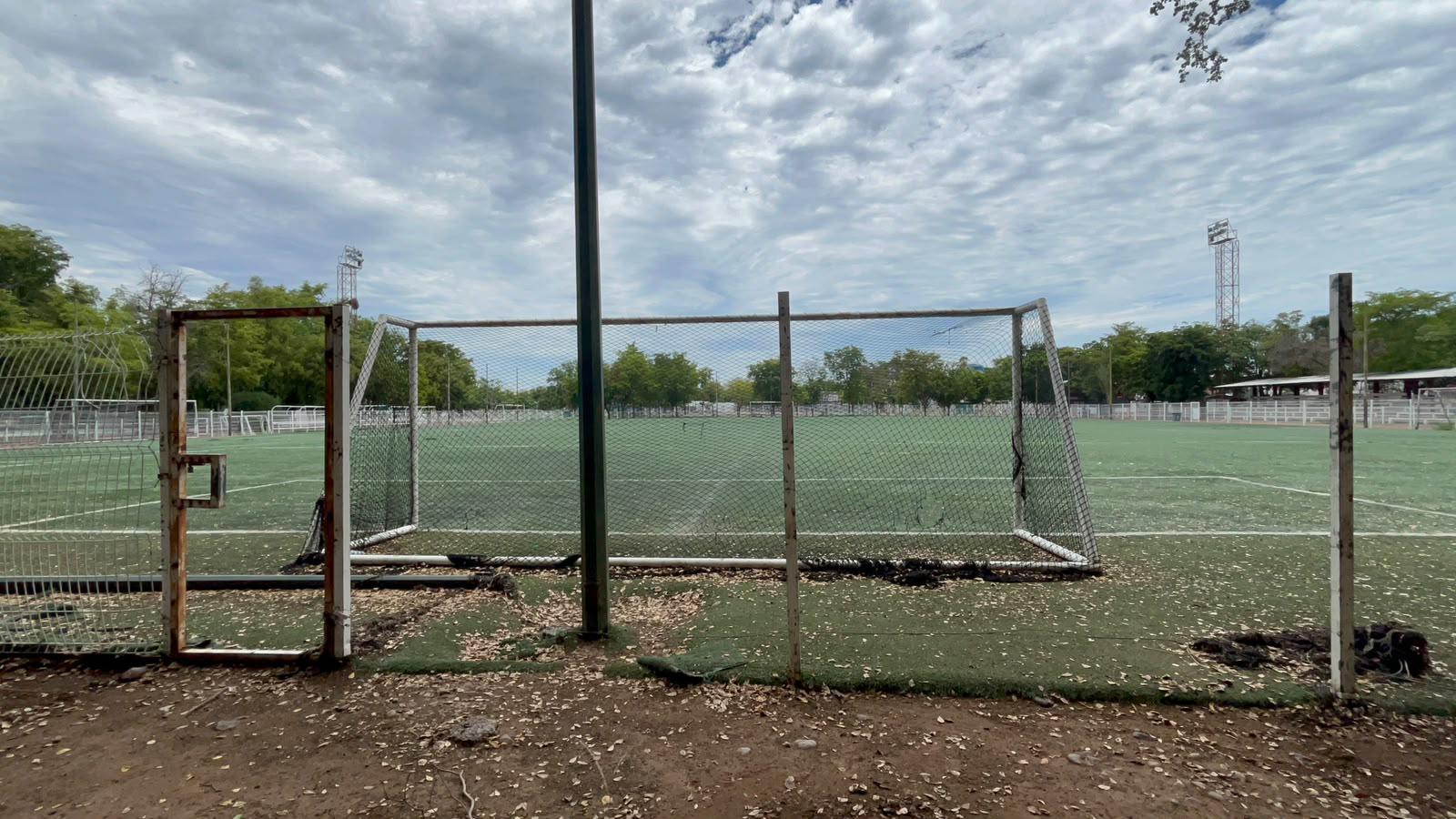 $!A más de dos meses de anuncio de rehabilitación millonaria, Parque Constitución continúa deteriorado