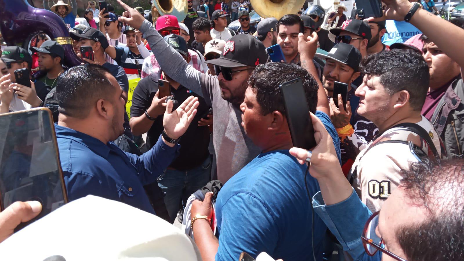 $!Se manifiestan músicos tocando y con marcha en plena zona turística