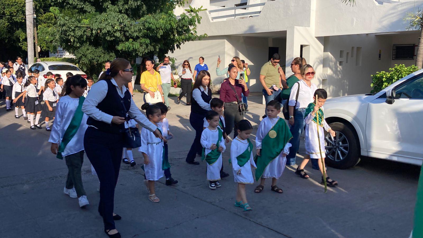 $!Alumnos del Instituto Mazatlán muestran su fe en peregrinación por el Día de San Judas Tadeo