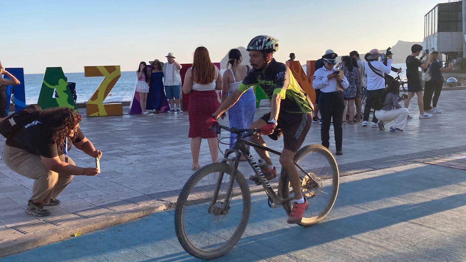 $!Familias mazatlecas celebran el Día Mundial de la Bicicleta con paseo por el malecón