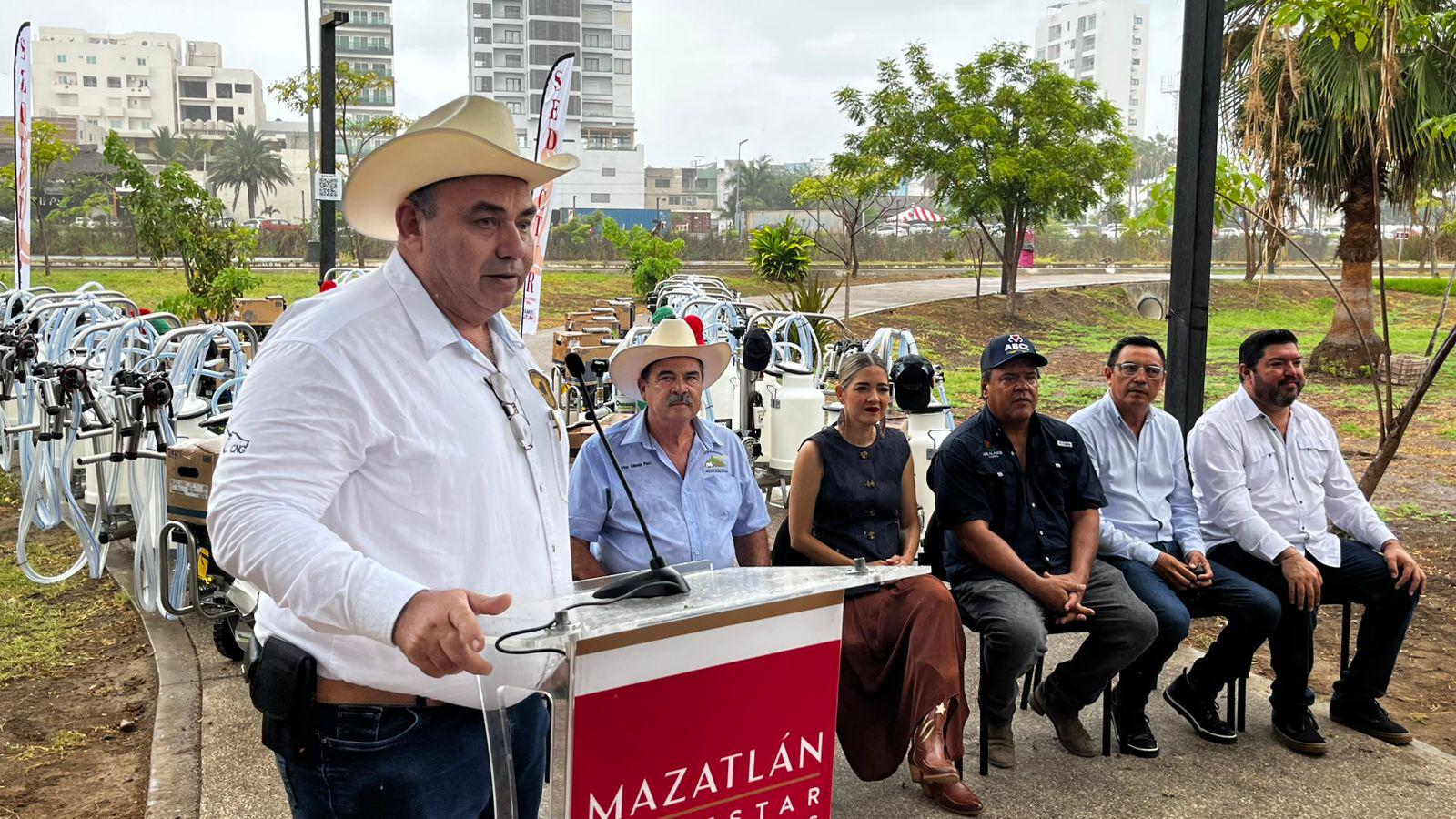 $!Reciben productores ganaderos 21 ordeñadoras mecánicas para fortalecer su actividad pecuaria