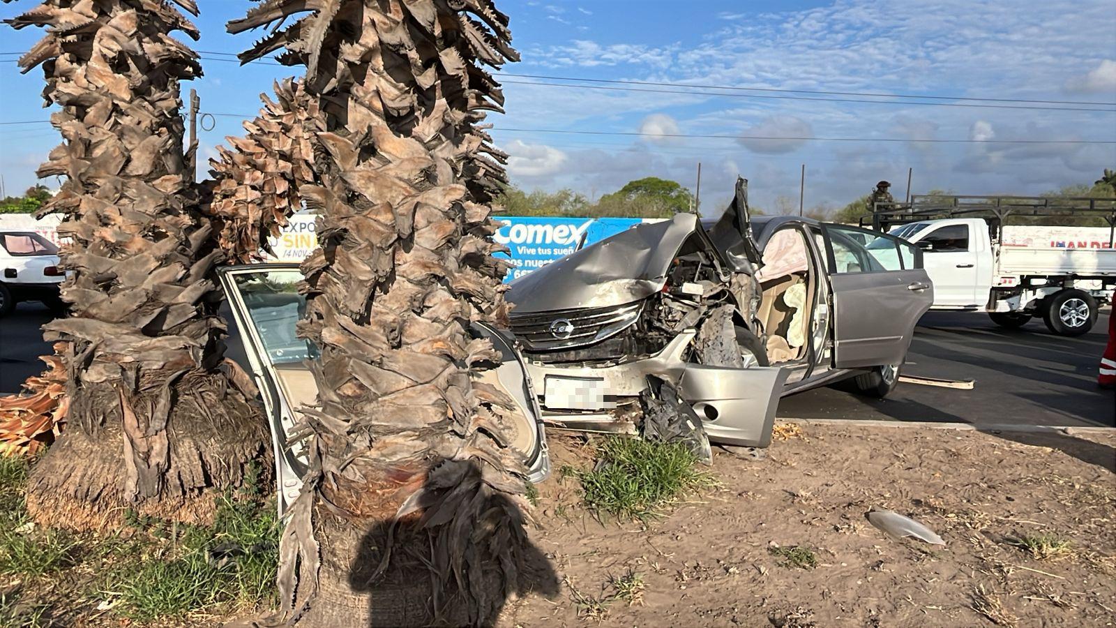 $!Hombre resulta prensado tras chocar contra palmera en bulevar Pedro Infante, en Culiacán