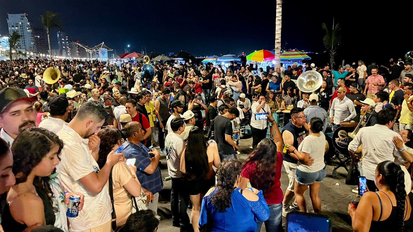 $!Reúne zona de las Letras de Mazatlán a cientos de personas durante el Viernes Santo