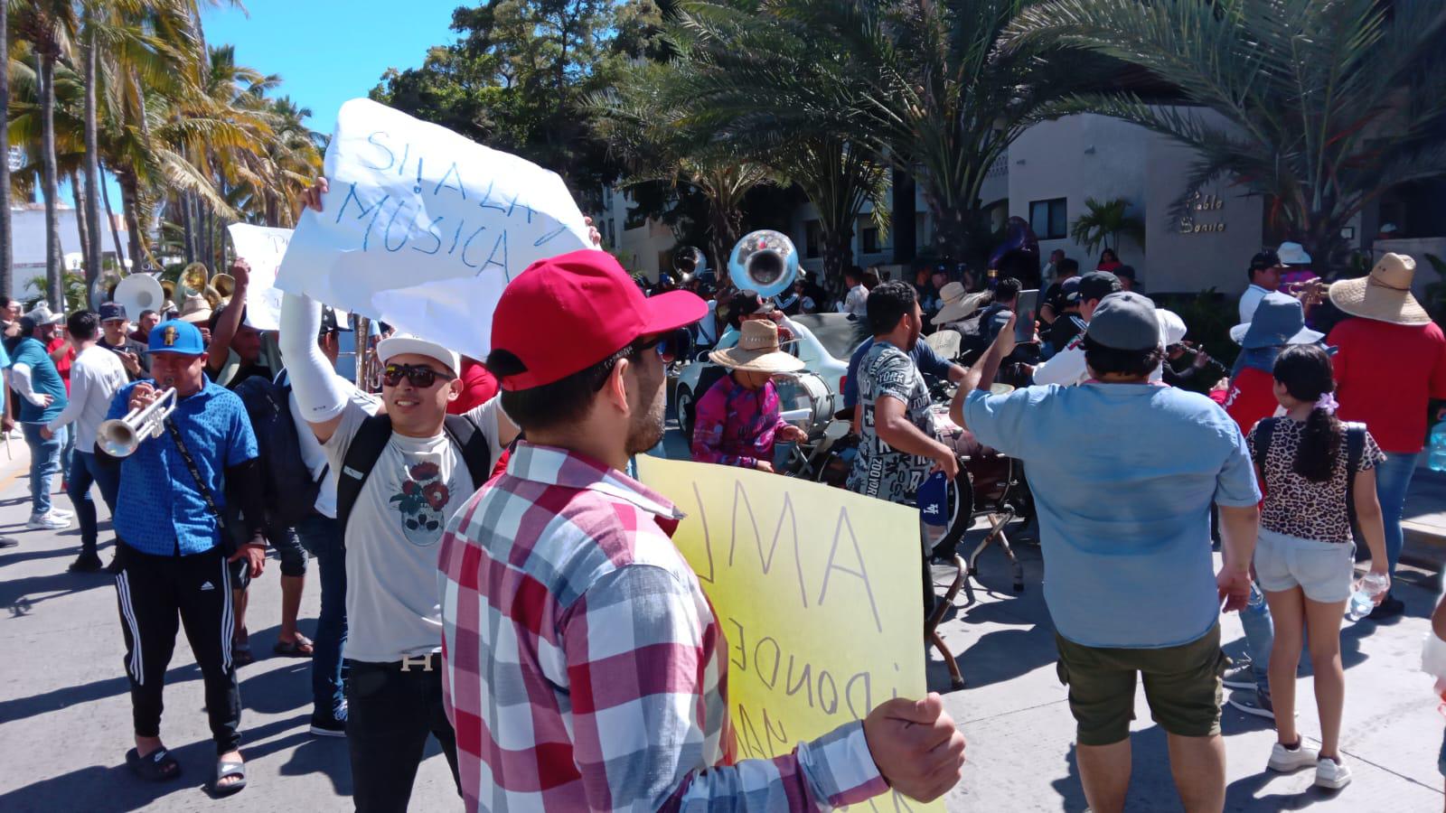 $!Tras más de cinco horas de protesta en la zona hotelera de Mazatlán, músicos mantienen plantón en el malecón