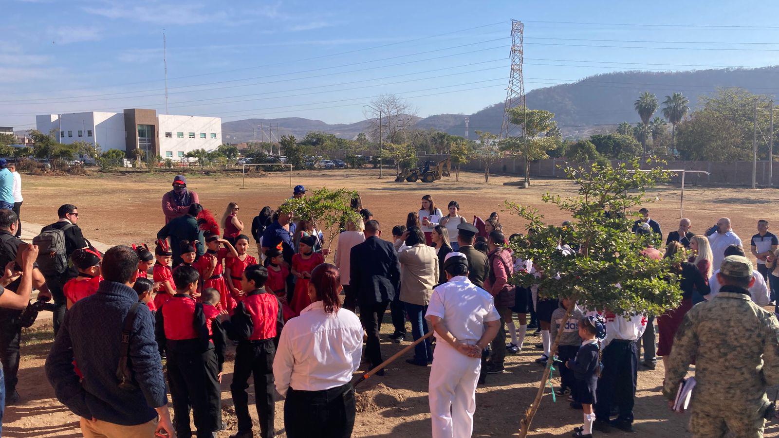 $!Dan banderazo de inicio de construcción de barda perimetral en escuela de Mazatlán