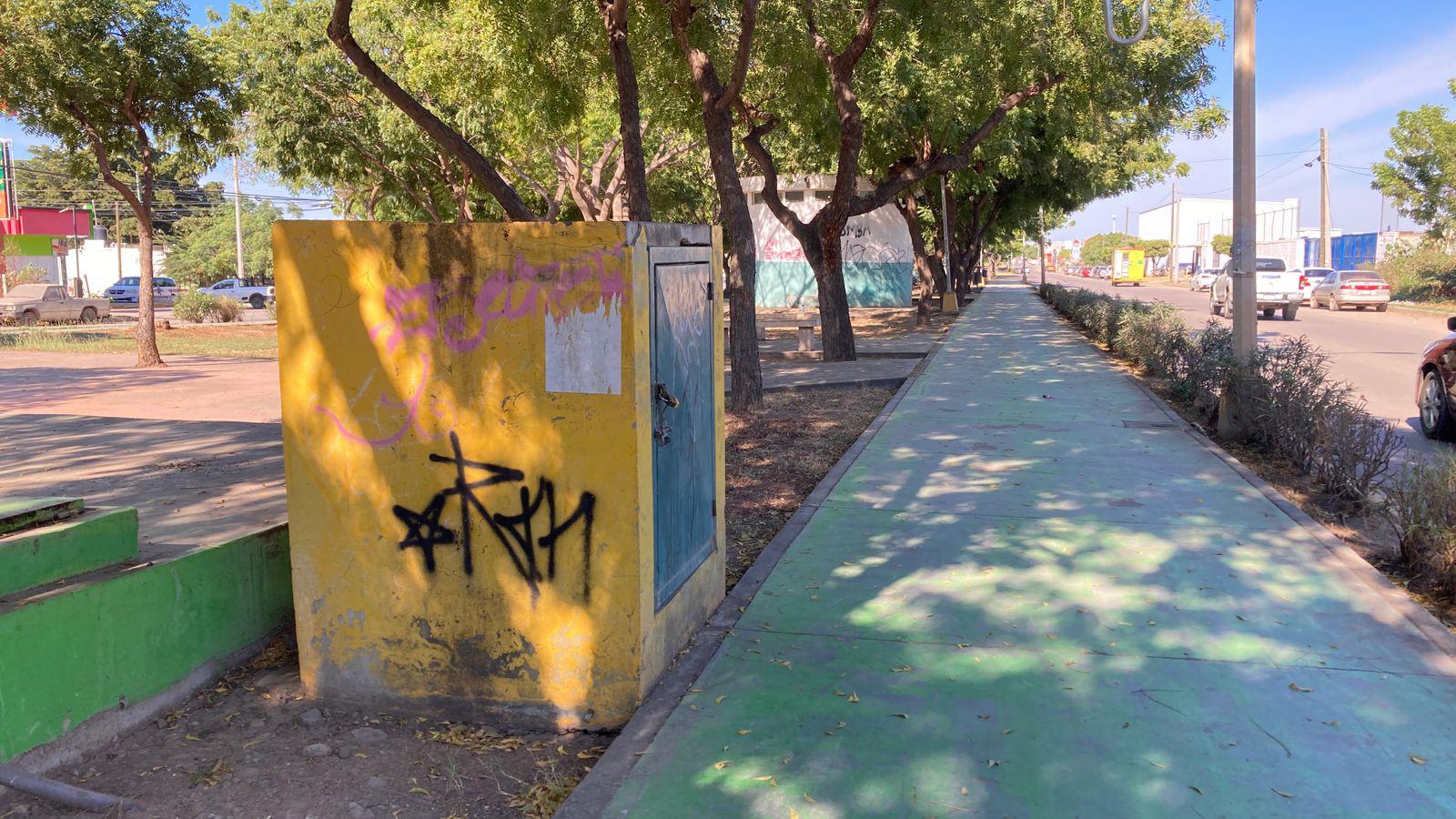 $!Grafitis dañan espacios del Parque Lineal en Mazatlán