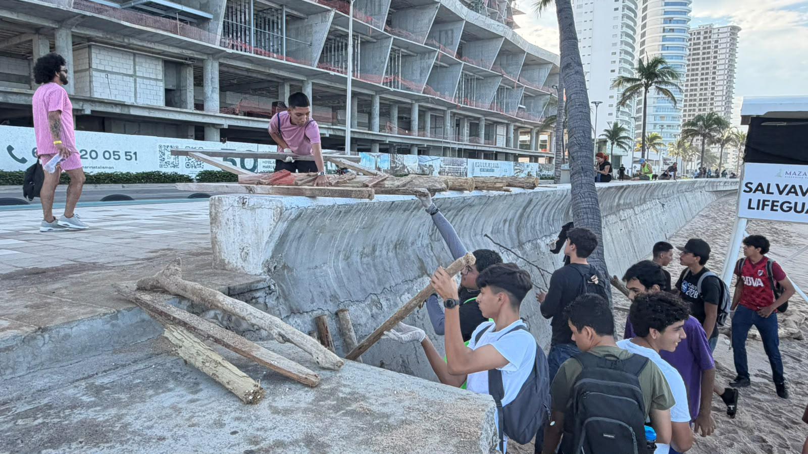 $!Retiran 6 toneladas de madera durante jornada de limpieza en playas de Mazatlán