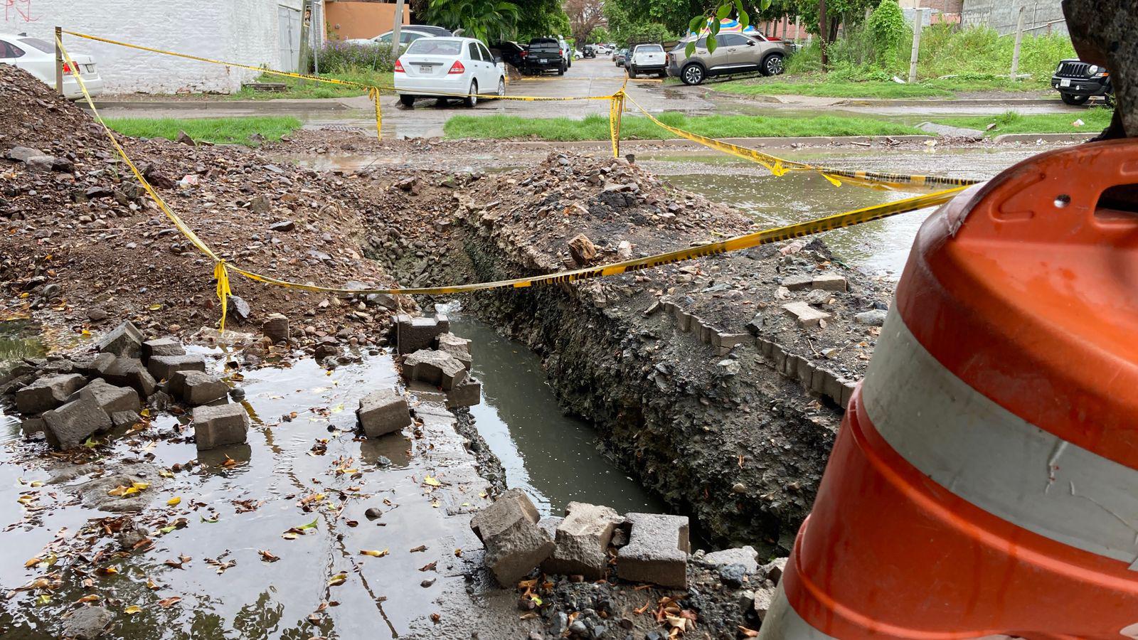 $!Denuncian vecinos gran zanja con aguas negras en la colonia Sánchez Celis