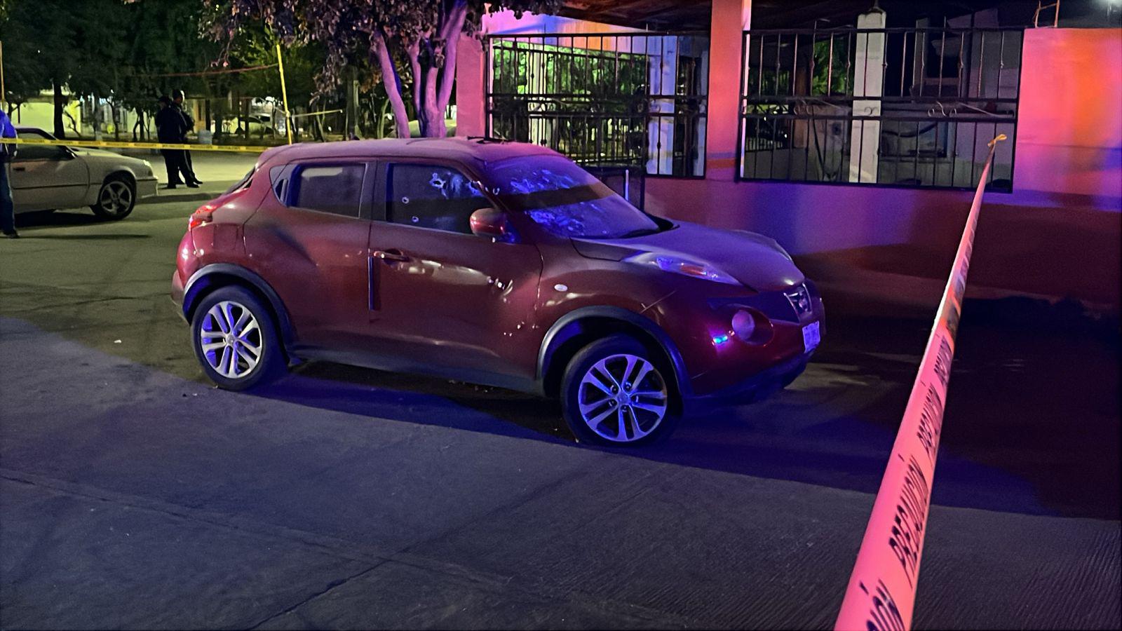 $!Balean un vehículo abandonado en la colonia Agustina Ramírez, en Culiacán