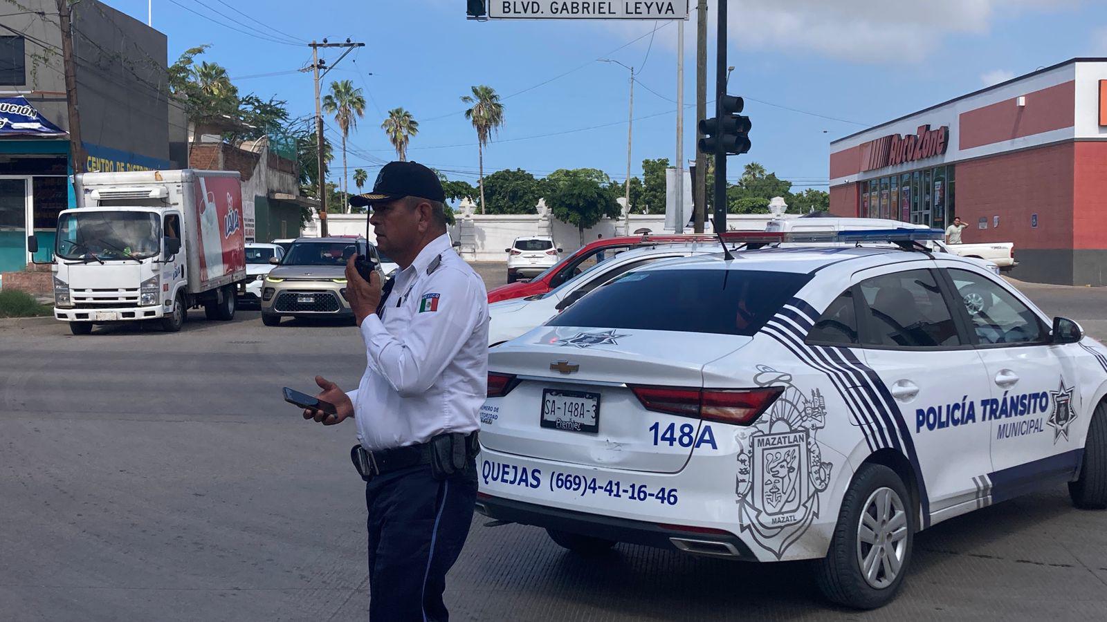$!Vecinos de las colonias Anáhuac y Jesús García, en Mazatlán, bloquean avenida por fugas de drenaje