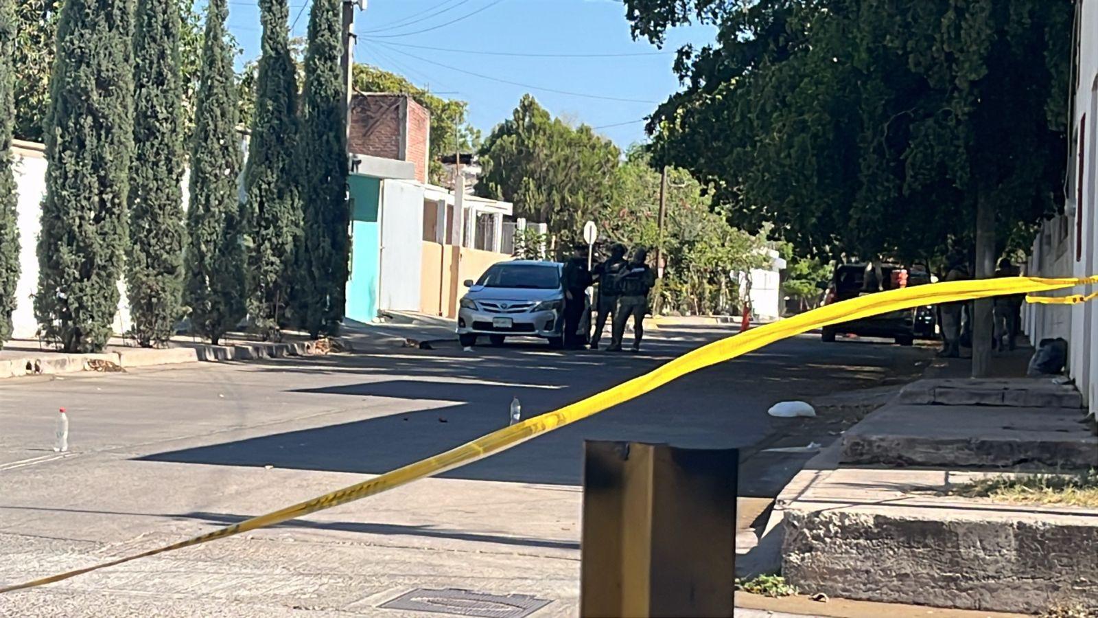 $!Atacan a balazos a un hombre en la colonia Aurora, en Culiacán; dejan una cachucha de la víctima