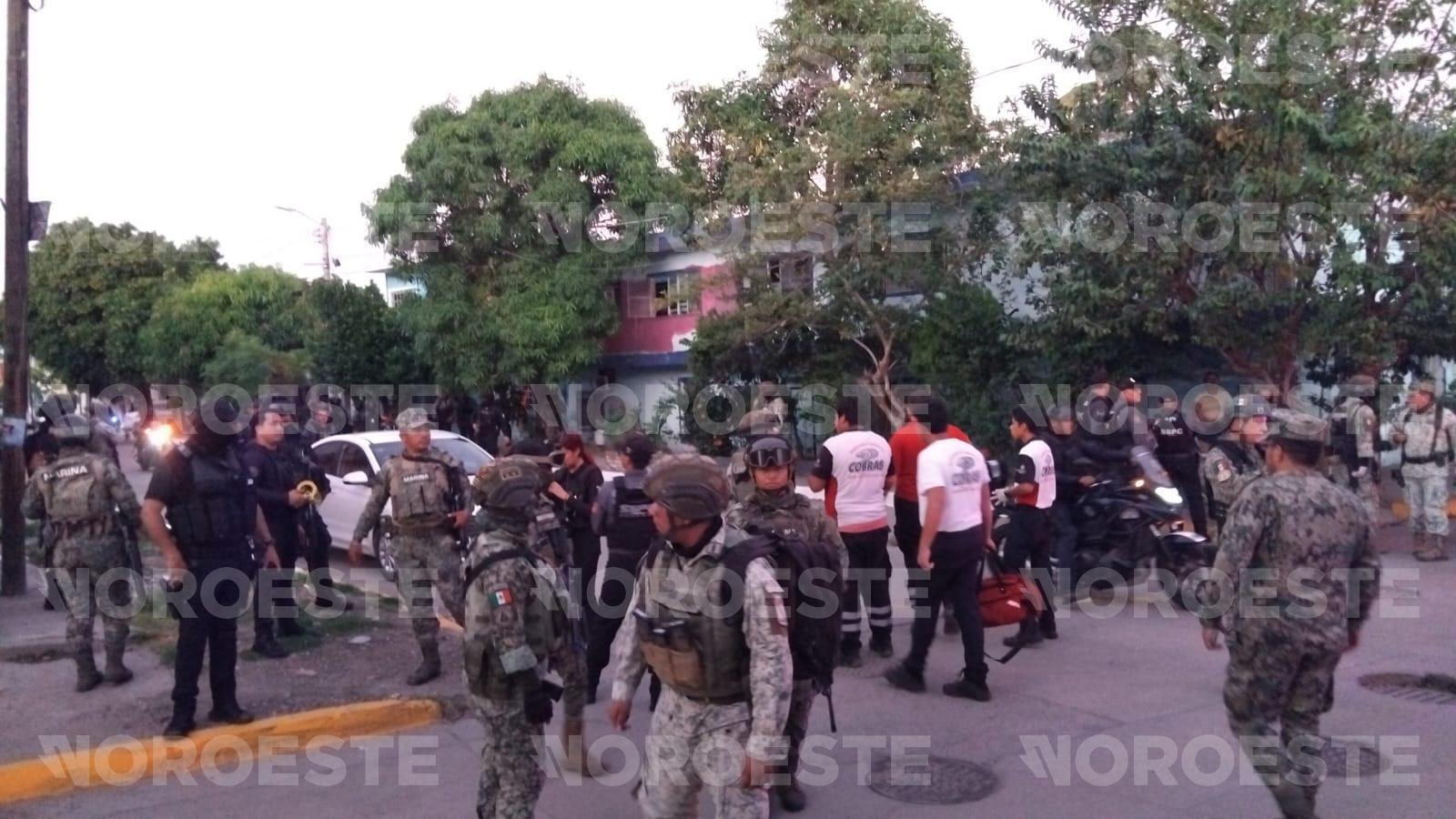 $!Con armas largas matan a una mujer y un hombre y hieren a otra pareja en la colonia Francisco Solis, en Mazatlán