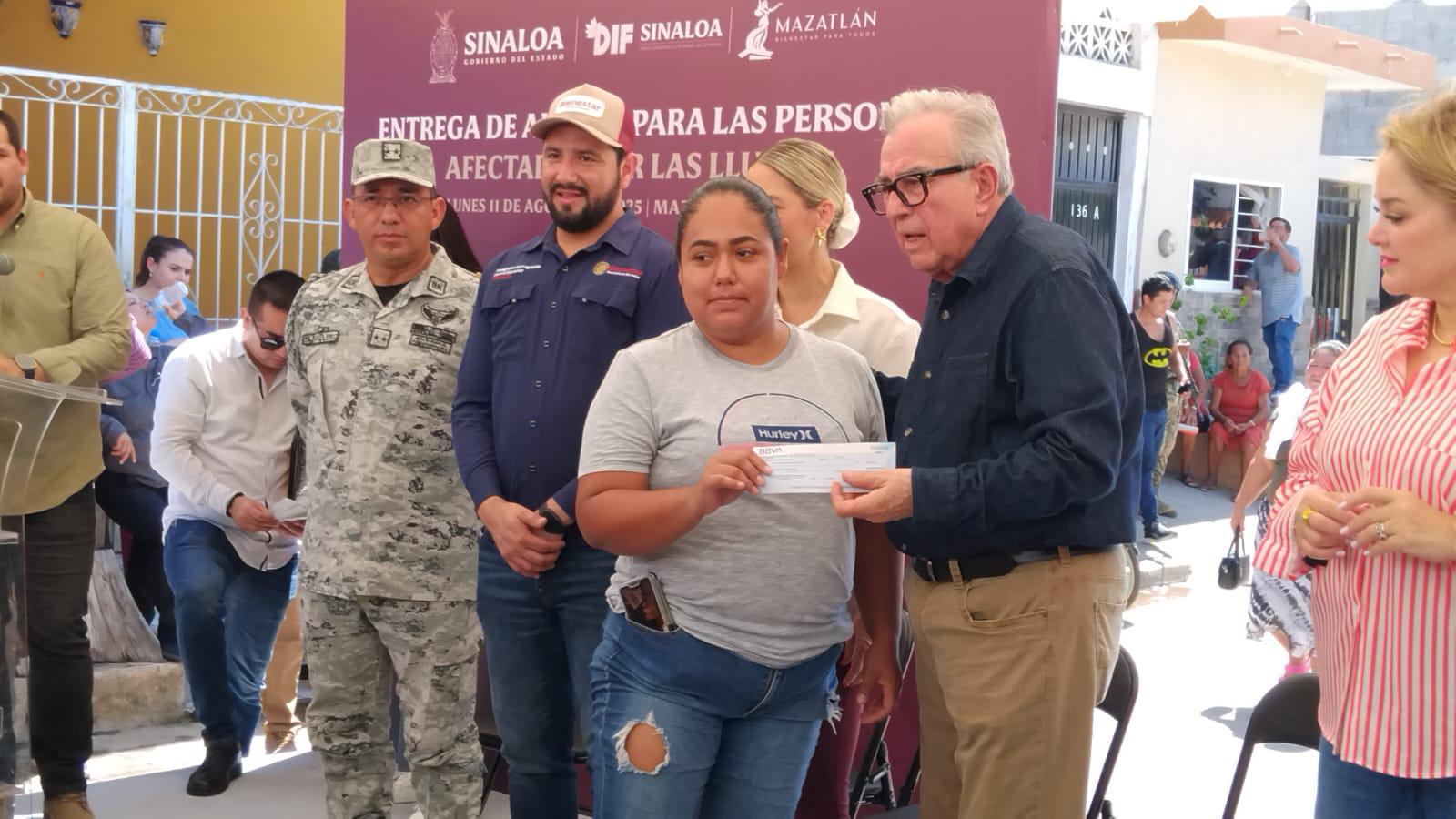 $!Reciben 179 familias mazatlecas afectadas por las lluvias apoyos económicos por parte del Gobierno Estatal