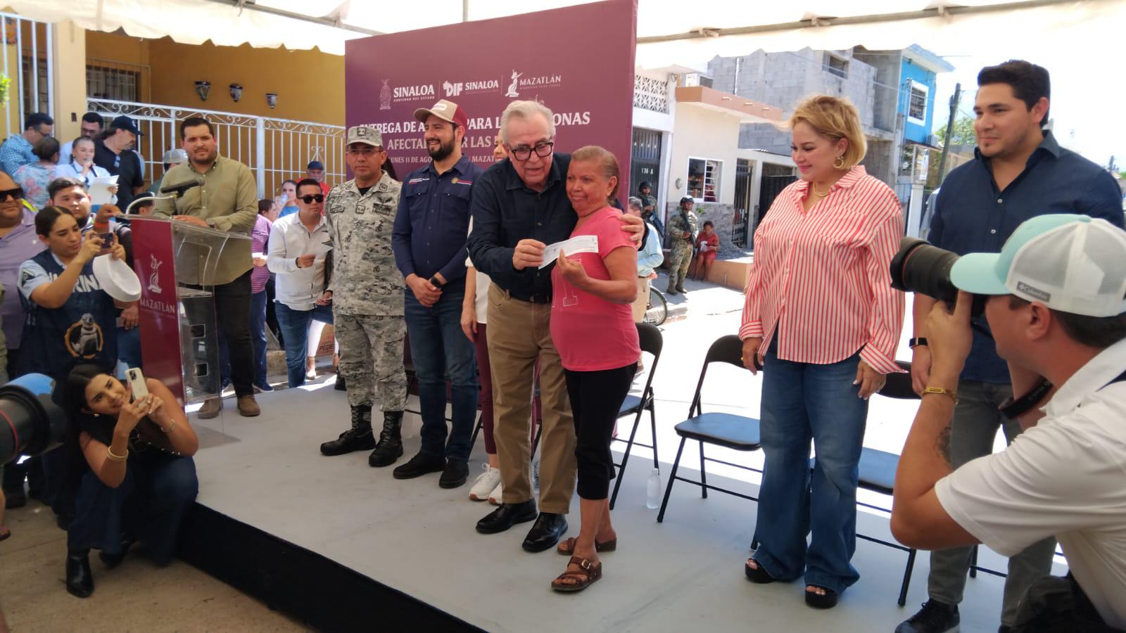 $!Reciben 179 familias mazatlecas afectadas por las lluvias apoyos económicos por parte del Gobierno Estatal