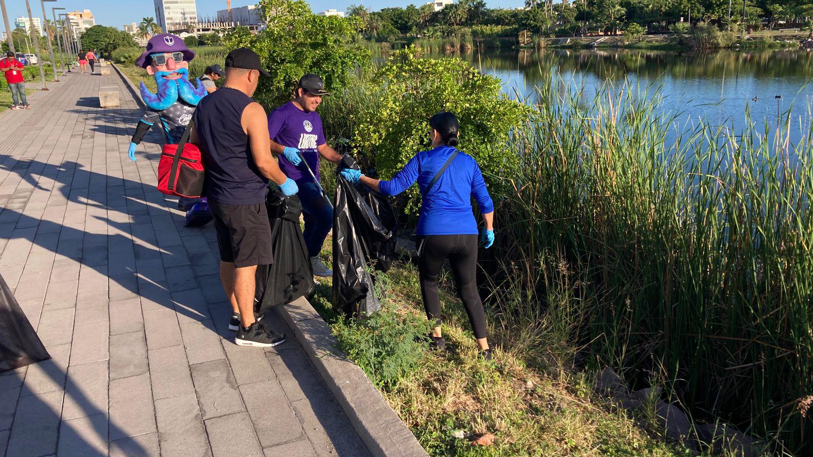 $!Realizan nueva limpieza en la Laguna del Camarón para librarla de residuos