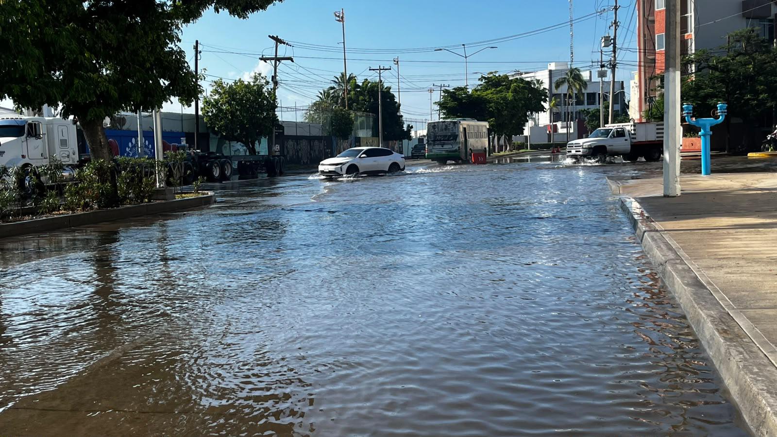 $!Marea alta y oleaje llevan agua a calles del Centro y al Estero del Infiernillo, en Mazatlán