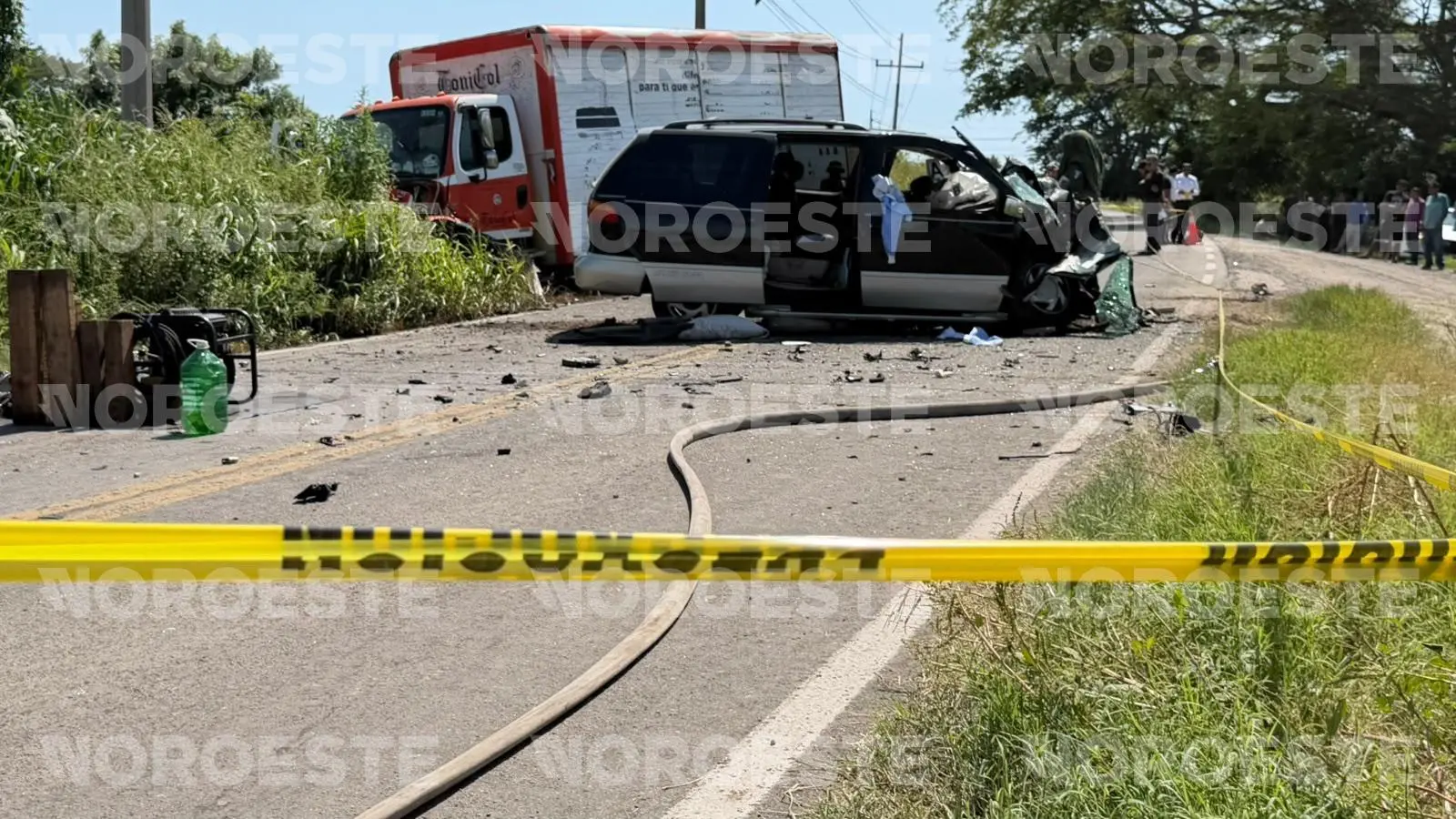 $!Mueren dos mujeres tras chocar en su camioneta contra camión refresquero en la Carretera Villa Unión-El Walamo