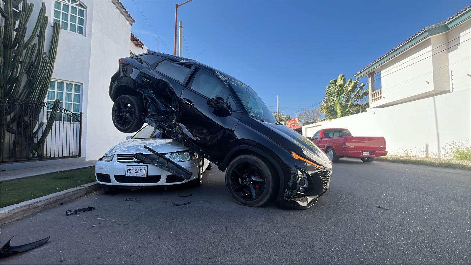 $!Choque múltiple deja una pareja lesionada y daños a vivienda y vehículos en La Campiña, en Culiacán