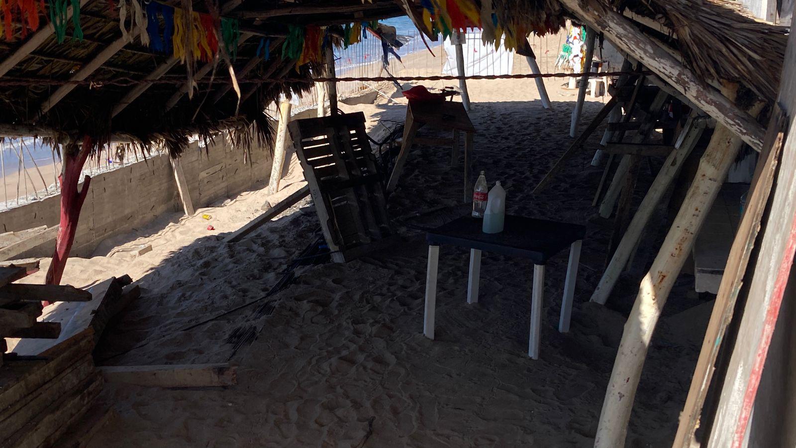 $!Pese a la prohibición y demanda, mega palapa continúa en construcción en playa de Mazatlán
