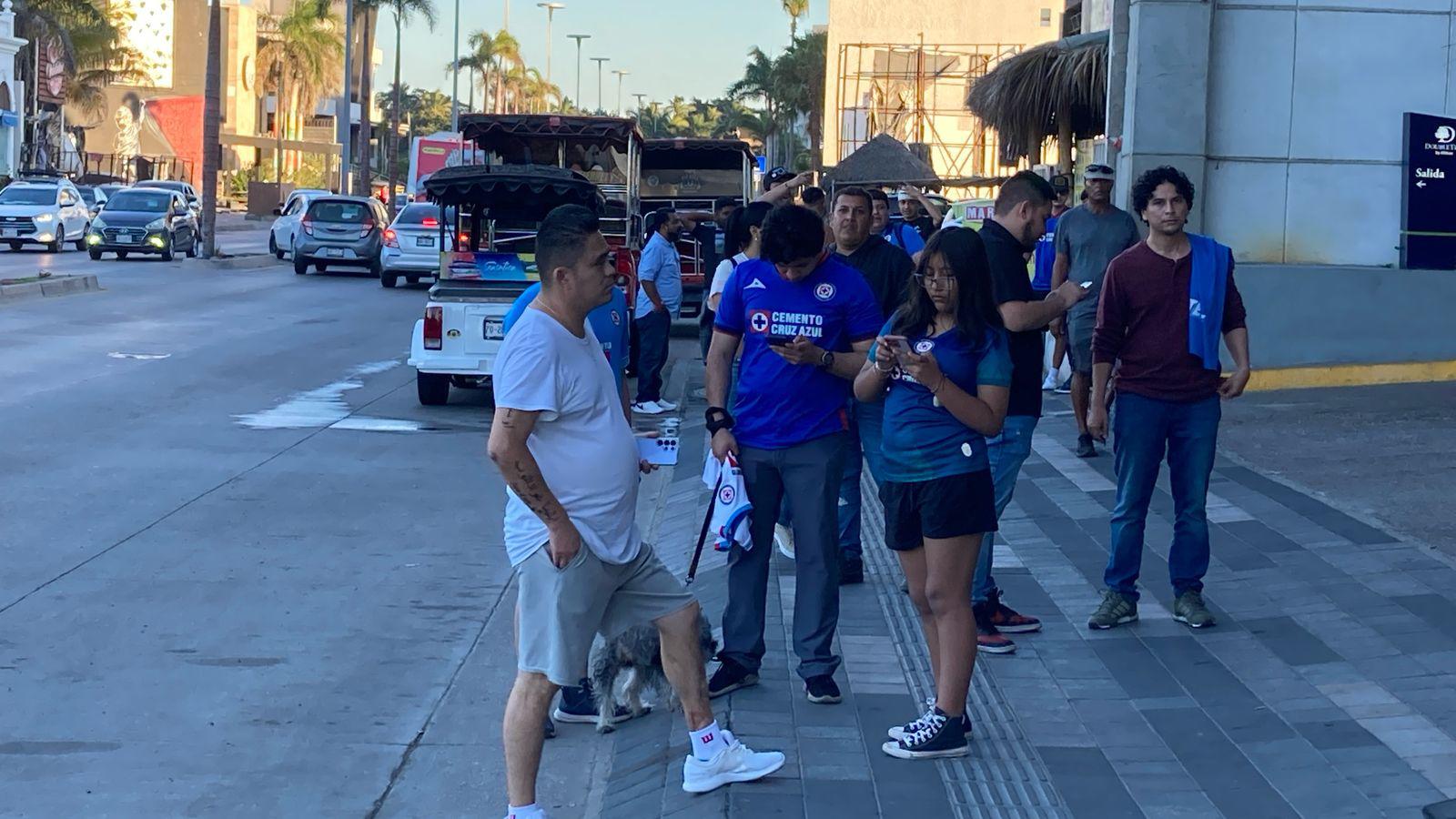 $!Aficionados del Cruz Azul reciben a su equipo en Mazatlán