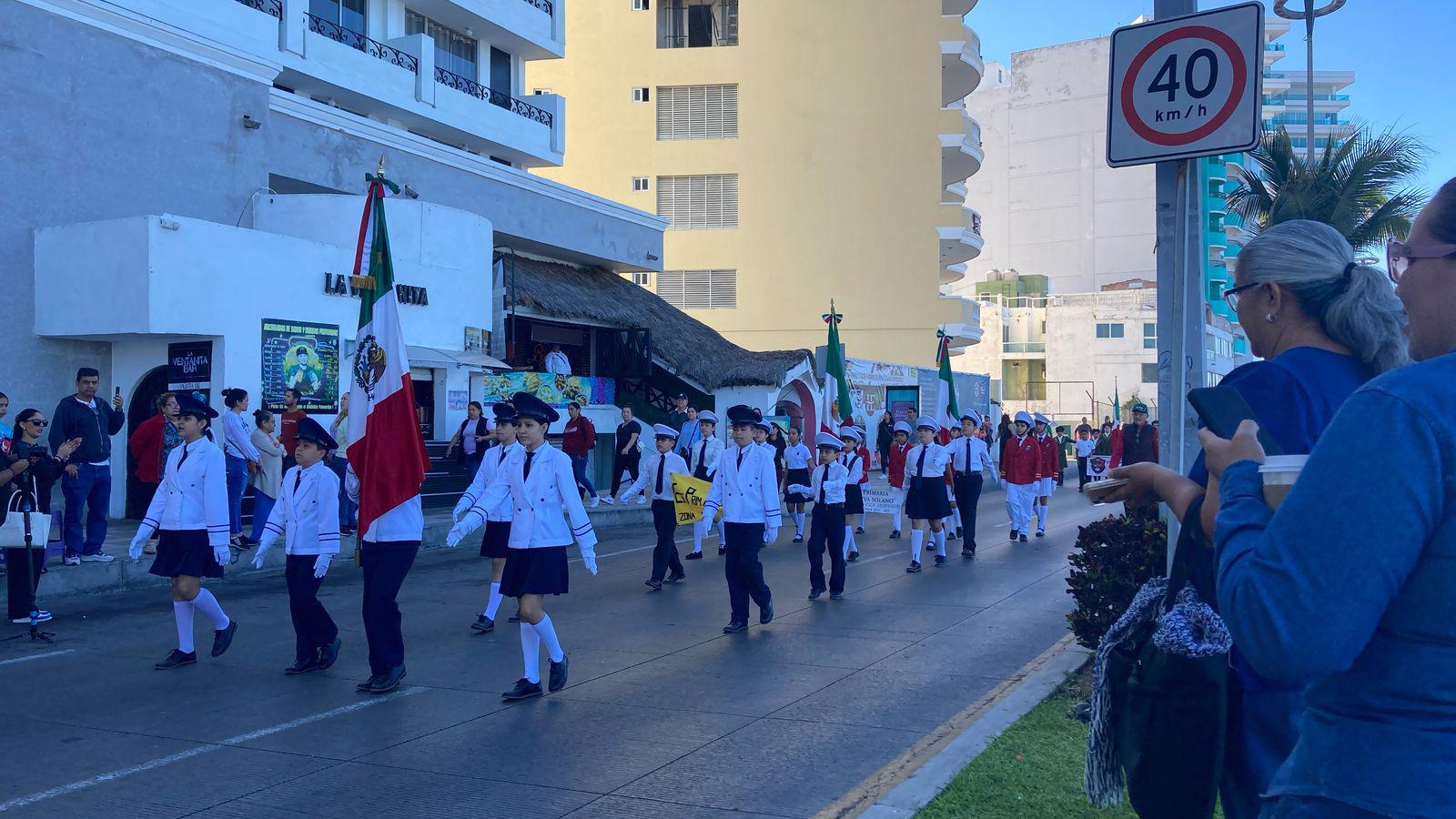 $!Desfilan 90 escoltas de educación básica de Mazatlán en conmemoración del Día de la Bandera