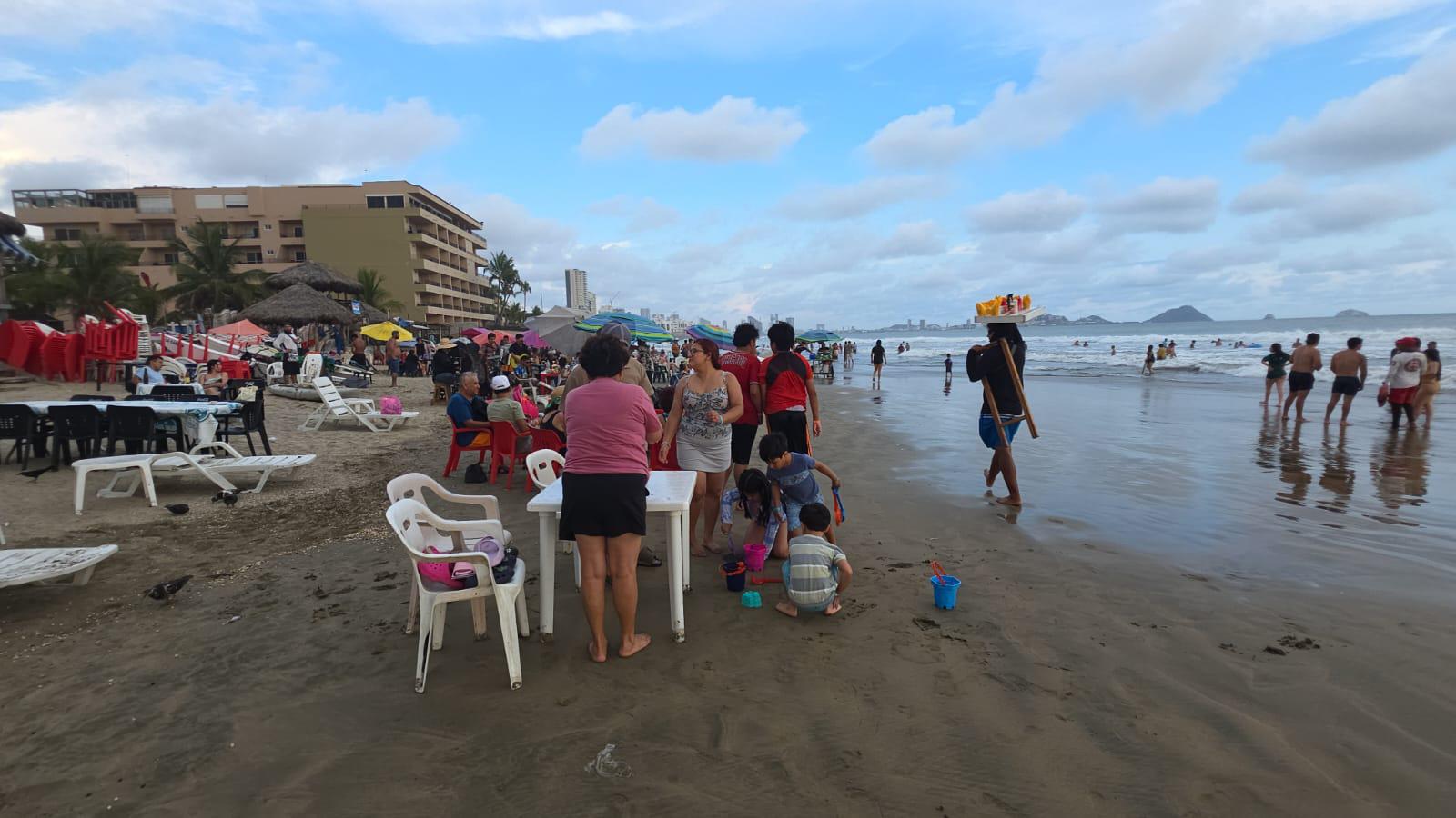 $!Ante las altas temperaturas, mazatlecos y turistas se refrescan en playas de Mazatlán