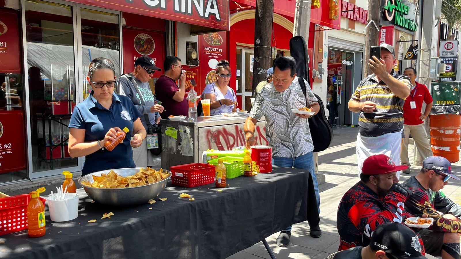 $!Locatarios del mercado Pino Suárez reparten 150 kilos de ceviche entre bikers que visitan Mazatlán