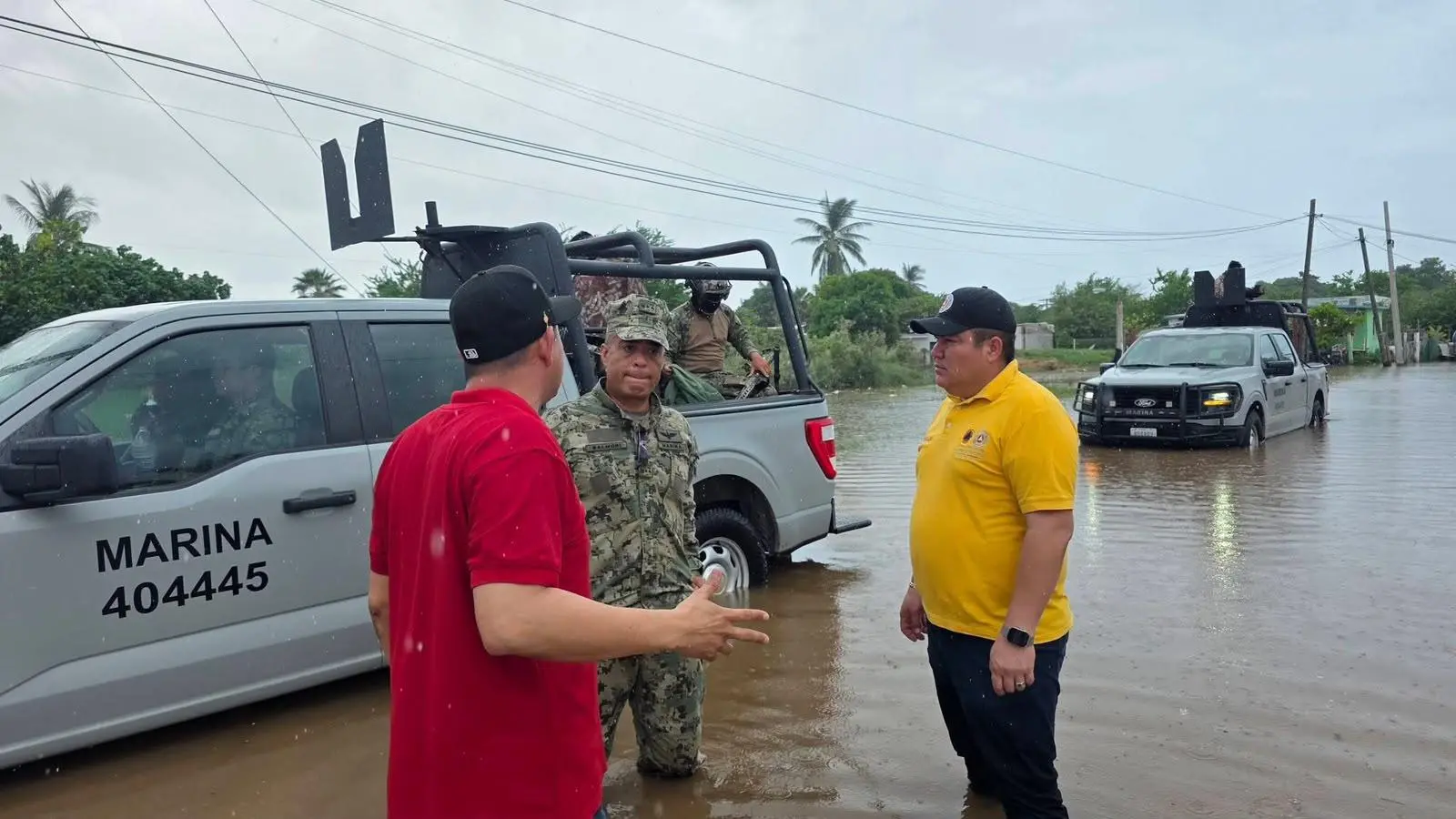 $!Se preparan para posible evacuación en Altata por marea alta y mar de fondo