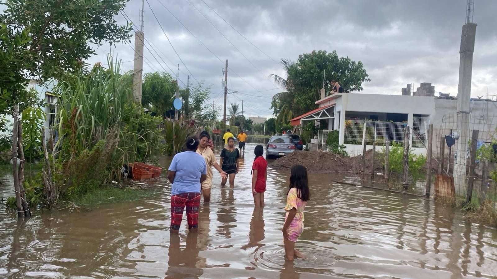 $!Se preparan para posible evacuación en Altata por marea alta y mar de fondo
