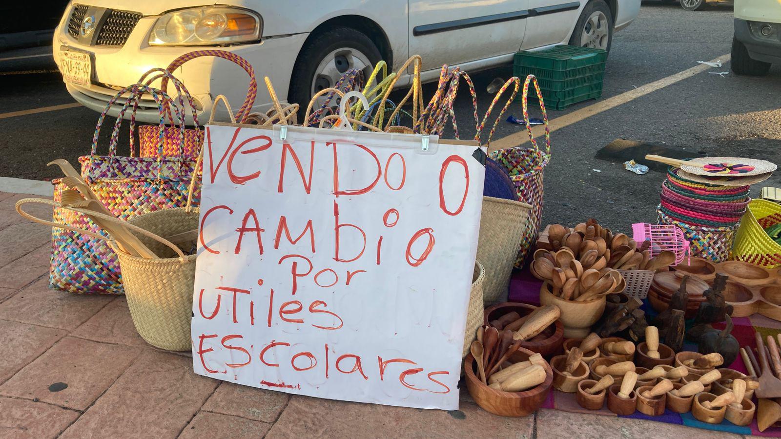 $!Cambia Alicia artesanías por útiles escolares para que sus hijos puedan seguir estudiando