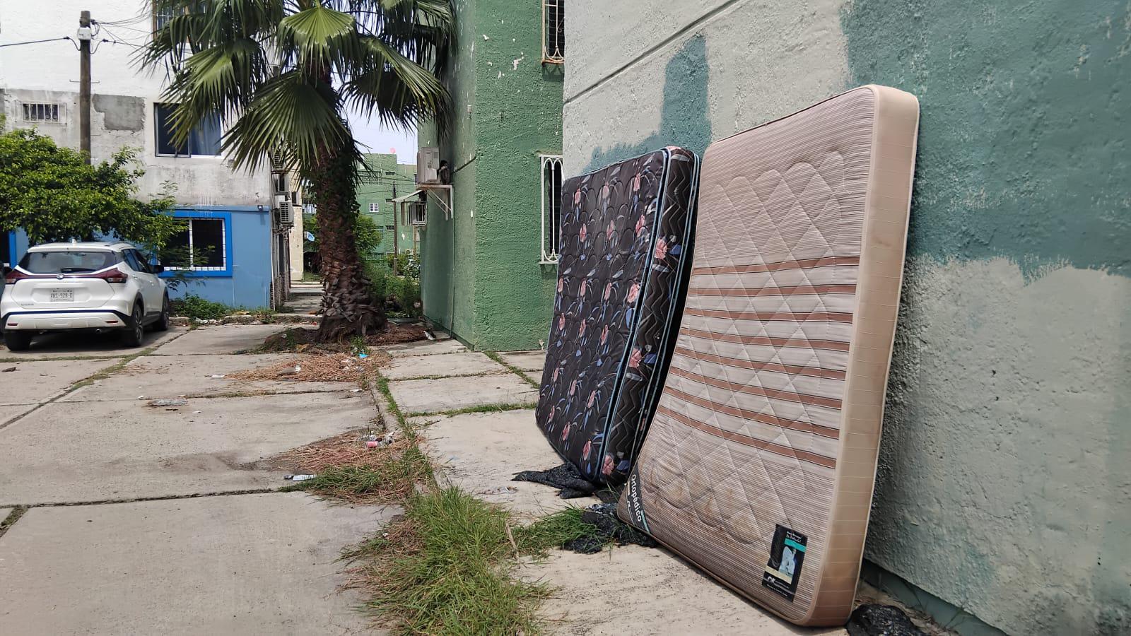 $!Entre basura y desechos, continúa la contaminación en el fraccionamiento El Toro, en Mazatlán