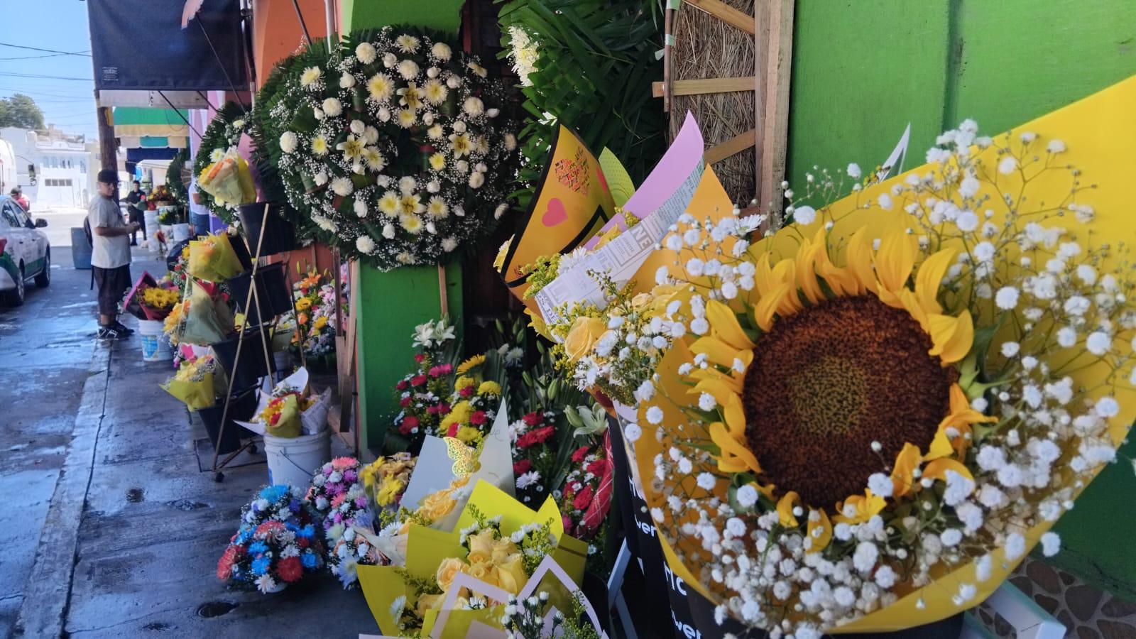 $!Se mantiene tradición de flores amarillas en Mazatlán pese a menos ventas