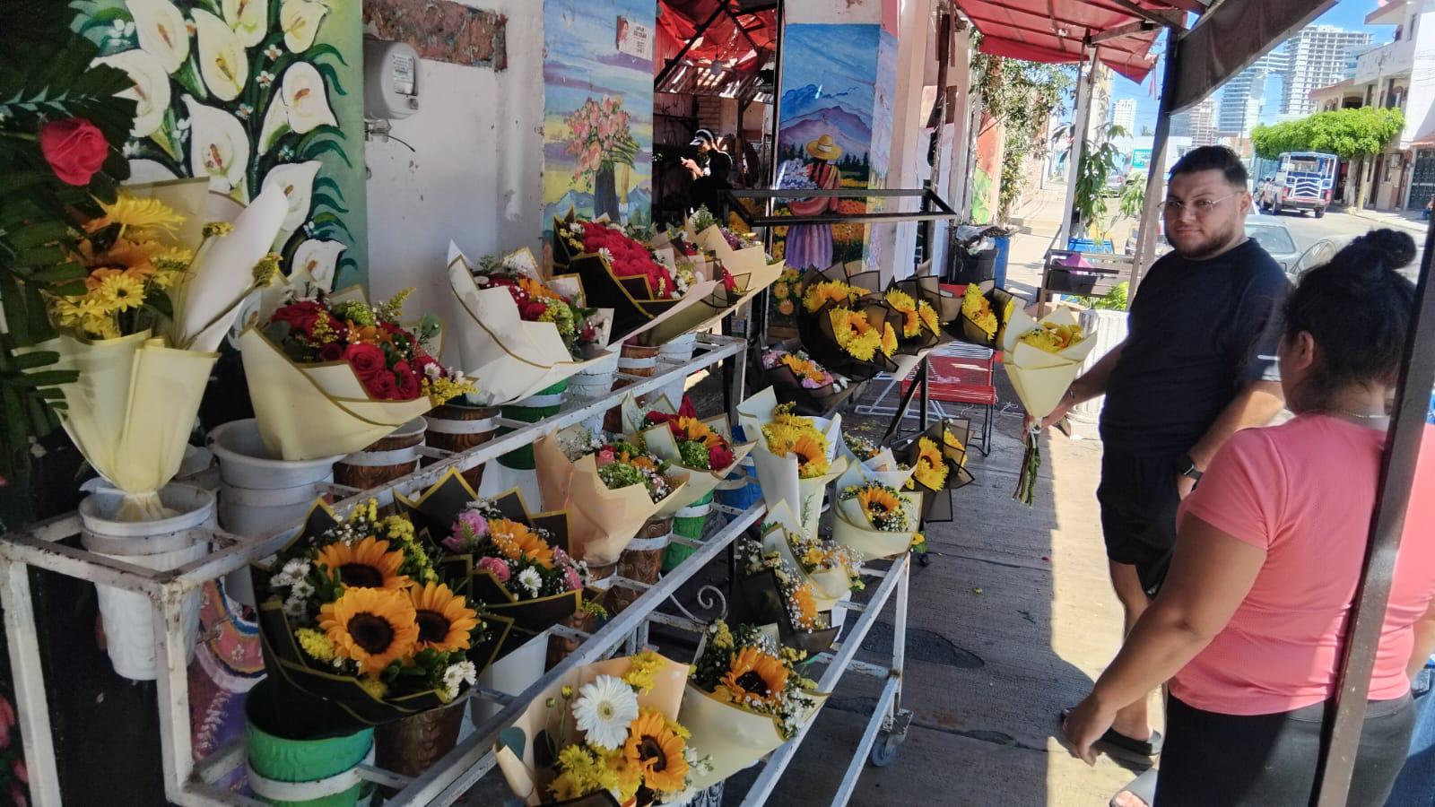 $!Se mantiene tradición de flores amarillas en Mazatlán pese a menos ventas