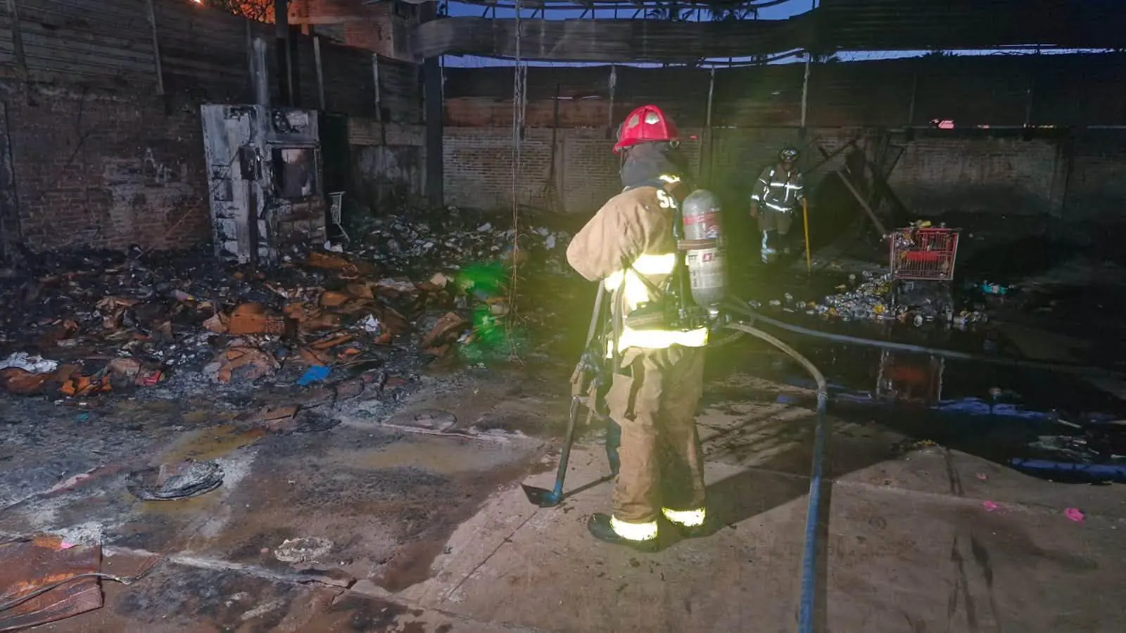 $!Incendio consume yarda recicladora en la colonia Esperanza, en Mazatlán