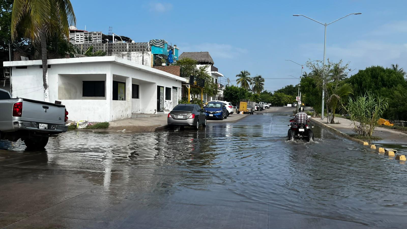 $!Se desborda el Arroyo Jabalines y afecta calles de la Colonia Estero, en Mazatlán