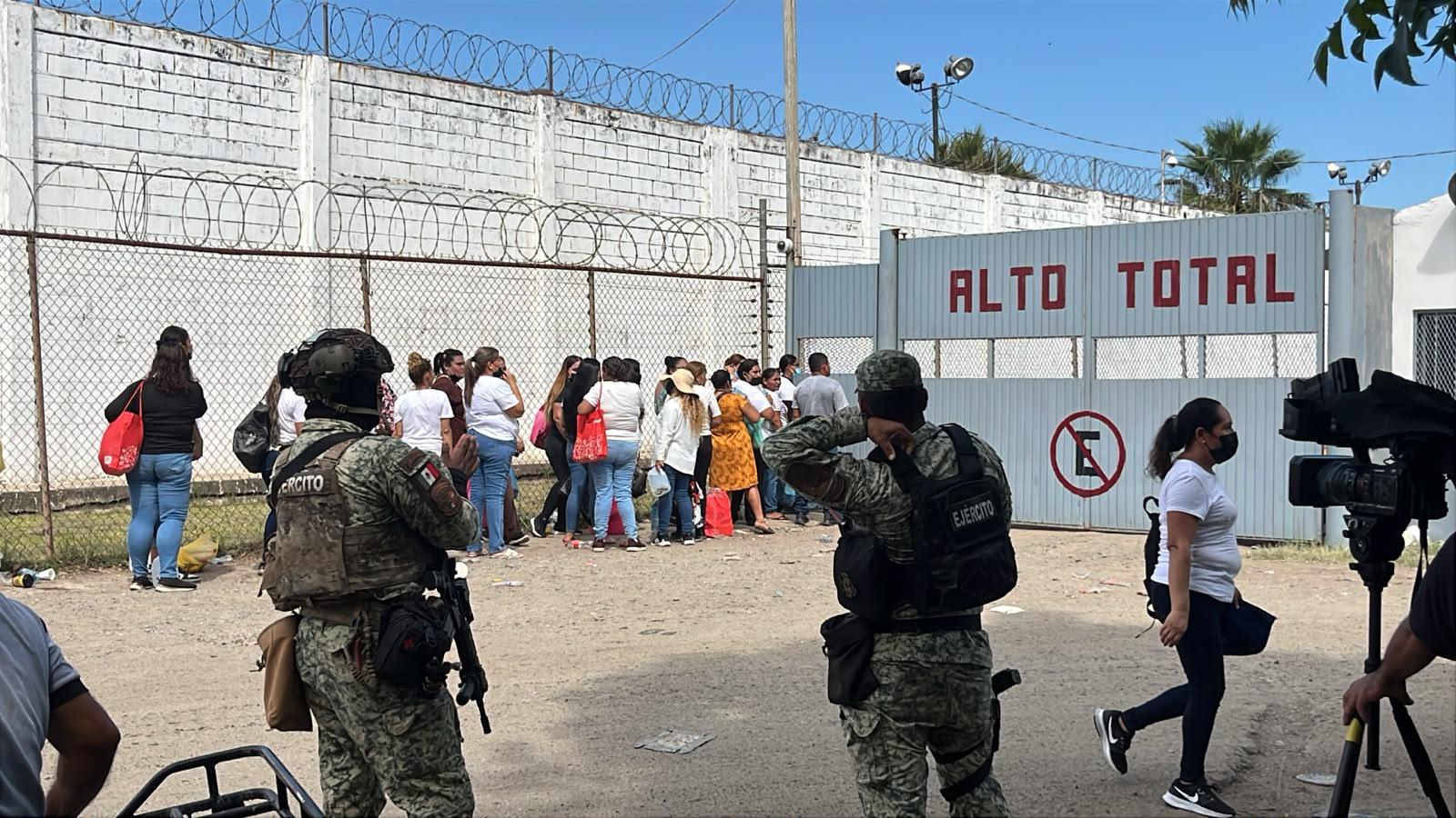 $!Bajo protocolos de seguridad familiares comienzan a ingresan al penal El Castillo, en Mazatlán