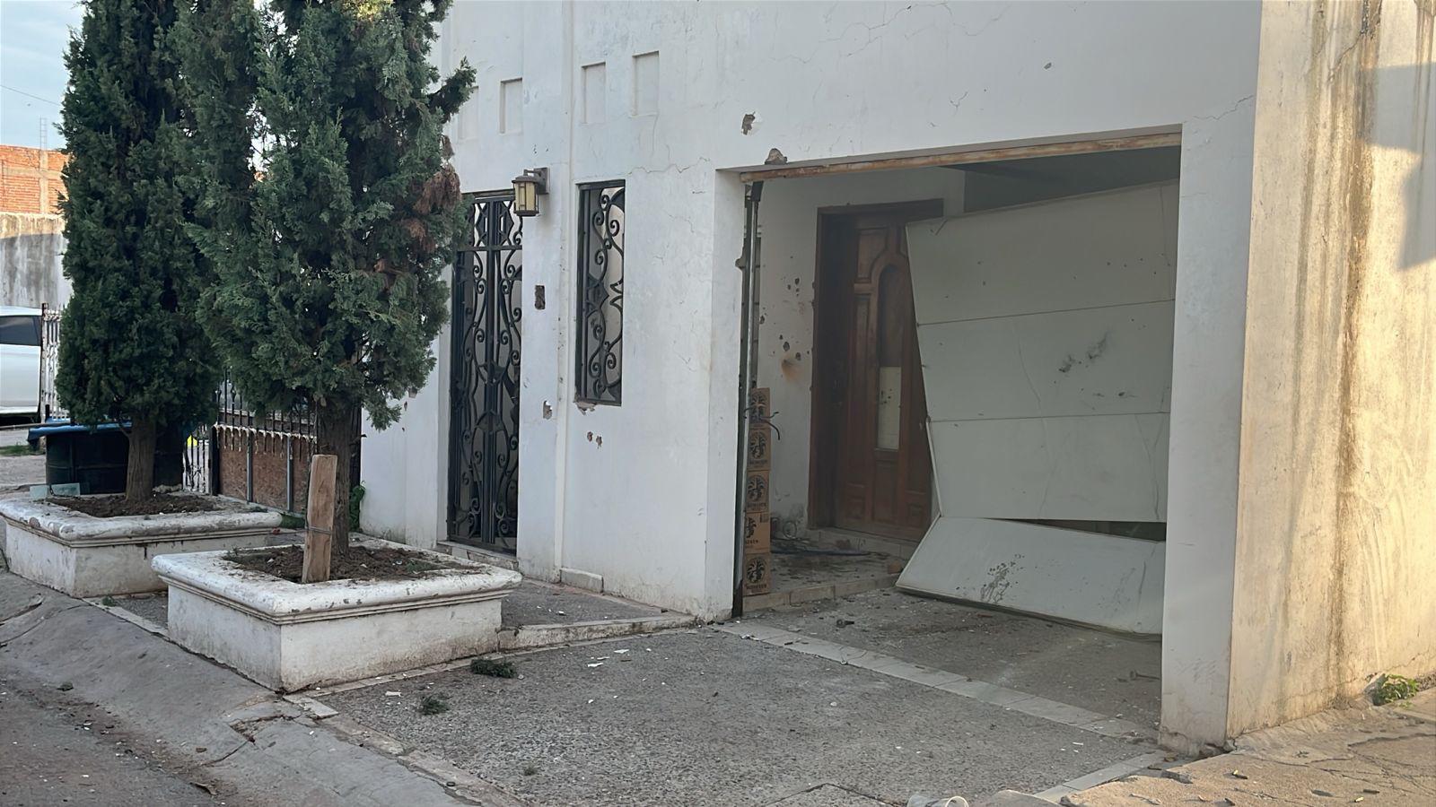 $!Vandalizan y atacan a balazos un domicilio de la colonia Santa Rocío, en Culiacán