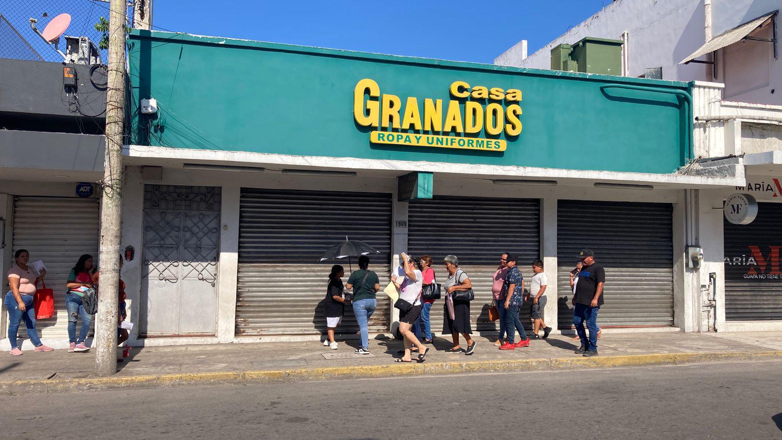 $!Sin contratiempos, continúan negocios entregando uniformes, útiles y calzado deportivo en Mazatlán